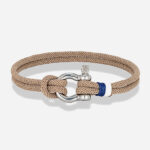 Photo d'un bracelet en cordon beige avec un fermoir en forme de fer à cheval.