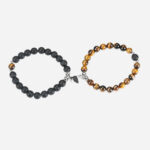 Photo de deux bracelets pour couple en perles de couleur différente mais assorties et coeur aimanté qui les relie
