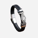 Bracelet en cuir tressé pour homme avec des détails métalliques.