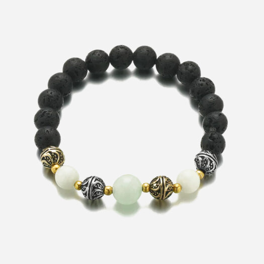 Photo d'un bracelet en pierres volcaniques et perles phosphorescentes sur un elastique.