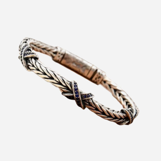 Photo d'un bracelet en argent sterling 925 à maille palmier avec motifs en X incrustés de zircons verts.