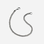 Bracelet en maille argenté disposé en forme de serpentin