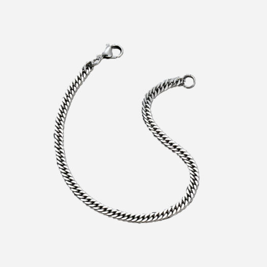 Bracelet en maille argenté disposé en forme de serpentin