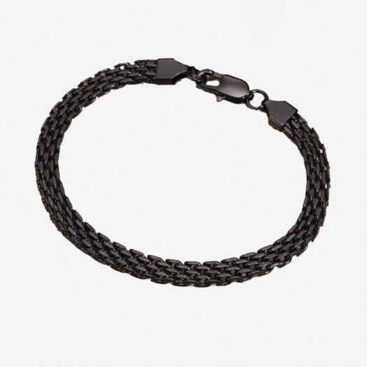 Un bracelet en mailles noires fermé.