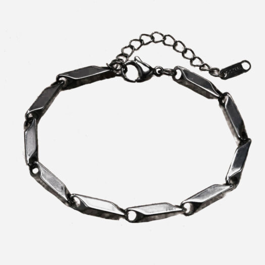 Bracelet en mailles noires géométriques.