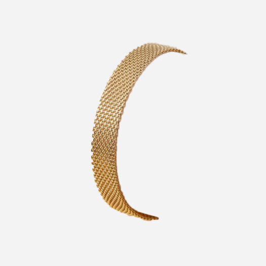 Bracelet en maille doré en forme arrondi, comme porté