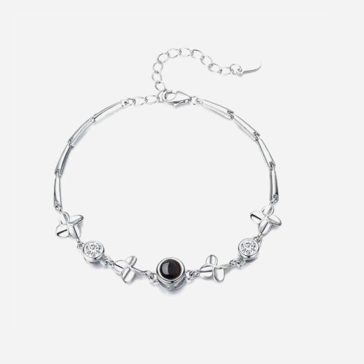 Bracelet argenté avec une pierre au milieu qui tient secrètement une photo