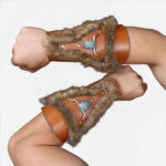 2 avant bras entourés de 2 bracelets en cuirs et en fourrure marron. Présence de perles sur le dessus