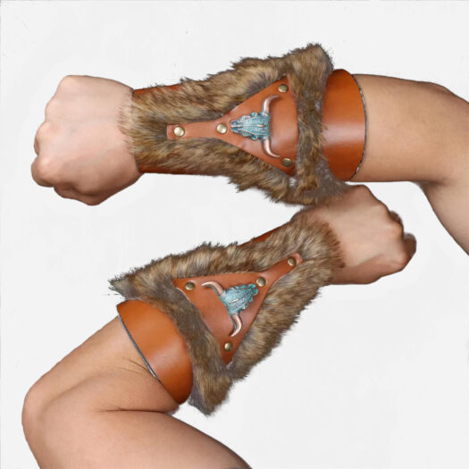 2 avant bras entourés de 2 bracelets en cuirs et en fourrure marron. Présence de perles sur le dessus