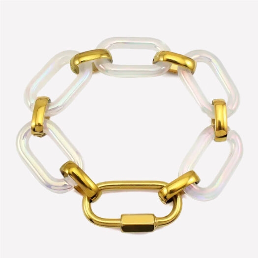 Un bracelet avec des grosses mailles entercalees et un fermoir mousqueton