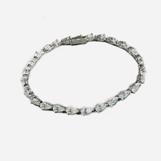Photo d'un bracelet tennis en argent et zircons en forme de goutte d'eau