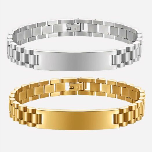 Deux bracelets gourmette de couleur différentes, un argenté, un doré, sur fond blanc.