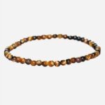 Photo d'un bracelet en fines perles oeil de tigre sur un fond gris.