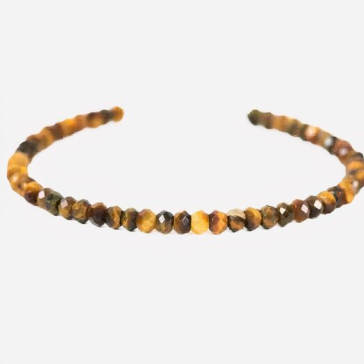 Photo d'un bracelet oeil de tigre à perles de forme inégales et à fermoir en argent sur fond blanc.