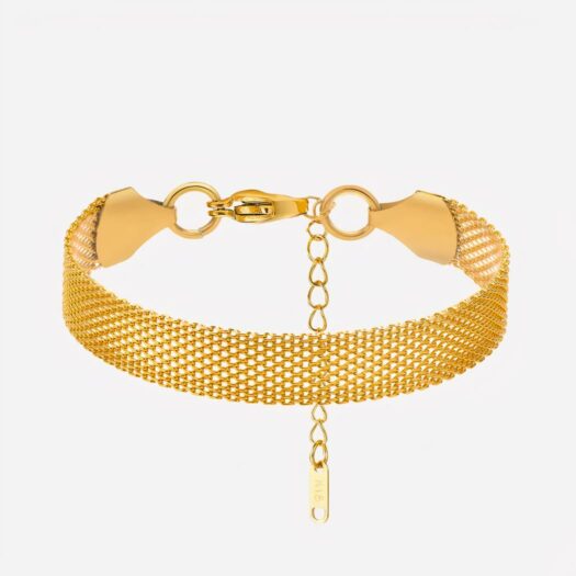 Bracelet doré en maille sur fond blanc.