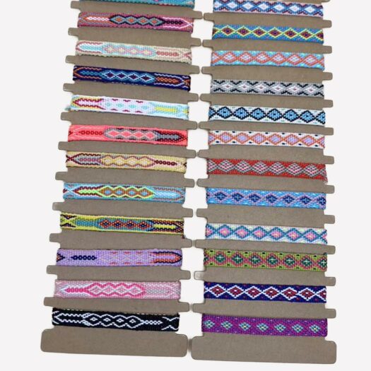 2 cartons où sont entourés 12 bracelets multicolores