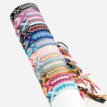 12 bracelets brésileins multicolores entourés autour d'un tube blanc