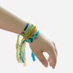 4 bracelets brésiliens multicolore attachés autour d'un poignet