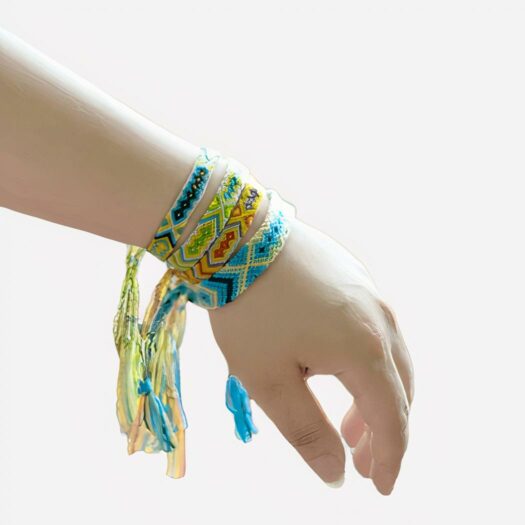 4 bracelets brésiliens multicolore attachés autour d'un poignet