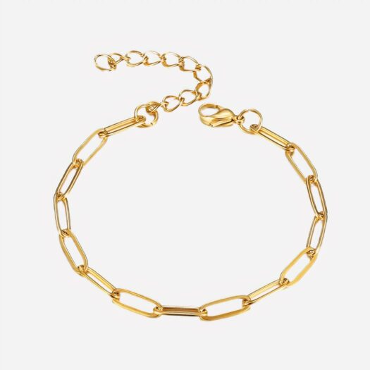 Bracelet chaine dorée sur fond blanc.