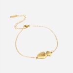 bracelet chaîne doré avec un médaillon qui représente mère qui embrasse son enfant