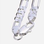 Bracelet chaine sur fond beige.