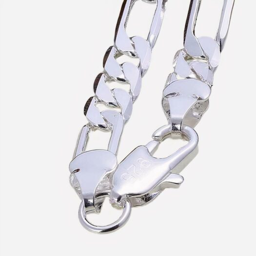 Bracelet chaine sur fond beige.