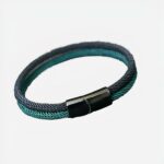 Un bracelet cordon noir et vert avec un fermoir noir