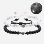 Photo représentant deux bracelets couple assortis dont la pierre médiane est un message" I LOVE YOU " en 100 langues, en pierres naturelles à noeuds coulissants donc extensibles