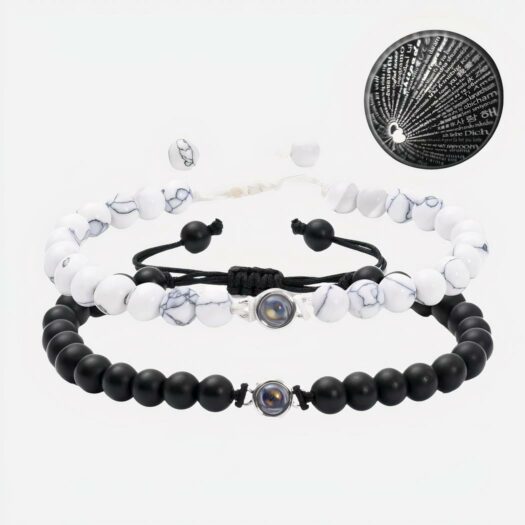 Photo représentant deux bracelets couple assortis dont la pierre médiane est un message" I LOVE YOU " en 100 langues, en pierres naturelles à noeuds coulissants donc extensibles