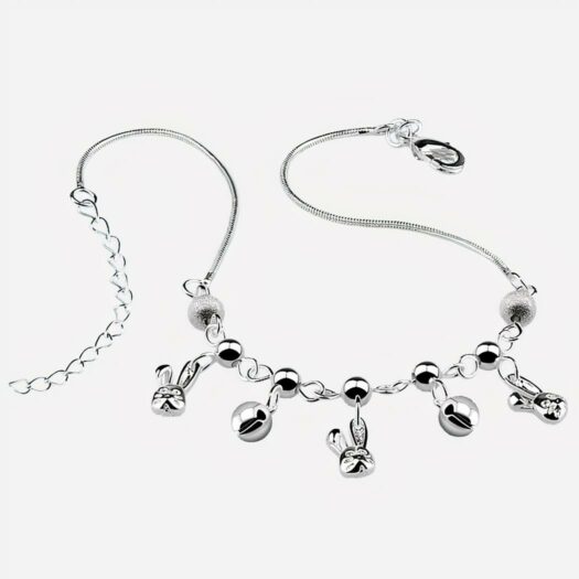 Photo d'un bracelet de cheville pour femme à breloques en forme de petits lapins sur un décor bleu turquoise comme une piscine