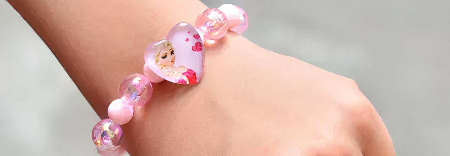 bracelet-de-perles-motif-en-forme-de-coeur-avec-princesse-2-image-2.webp