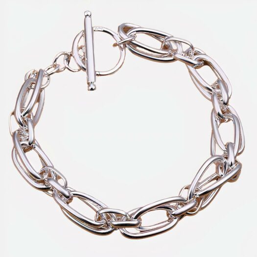 Un bracelet en grosses mailles doubles ovales posé sur un tissu marron