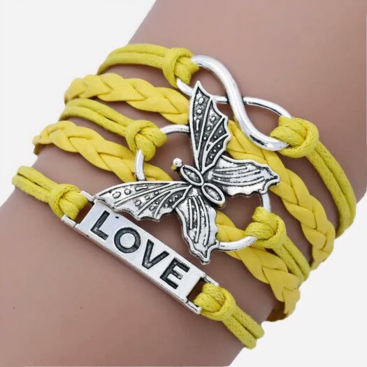 Un bracelet cordon jaune avec un papillon et une plaque où il est indiqué love