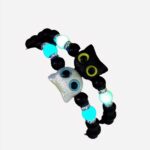 Poignet avec deux bracelets chat et perles fluorescents