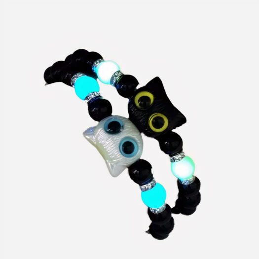 Poignet avec deux bracelets chat et perles fluorescents