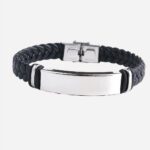 Bracelet gourmette tressée sur fond blanc.