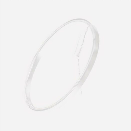 Bracelet argenté sur fond noir.