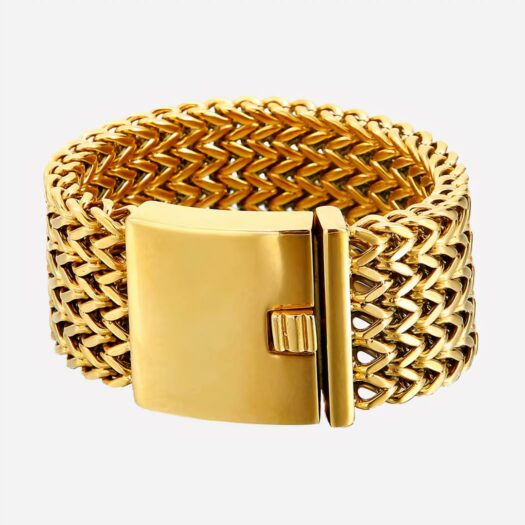 Bracelet en maille dorée sur fond blanc.