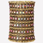 Photo d'un bracelet manchette extensible doré à cristaux colorés multicolores à six rangs sur un fond blanc