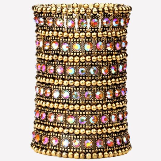 Photo d'un bracelet manchette extensible doré à cristaux colorés multicolores à six rangs sur un fond blanc