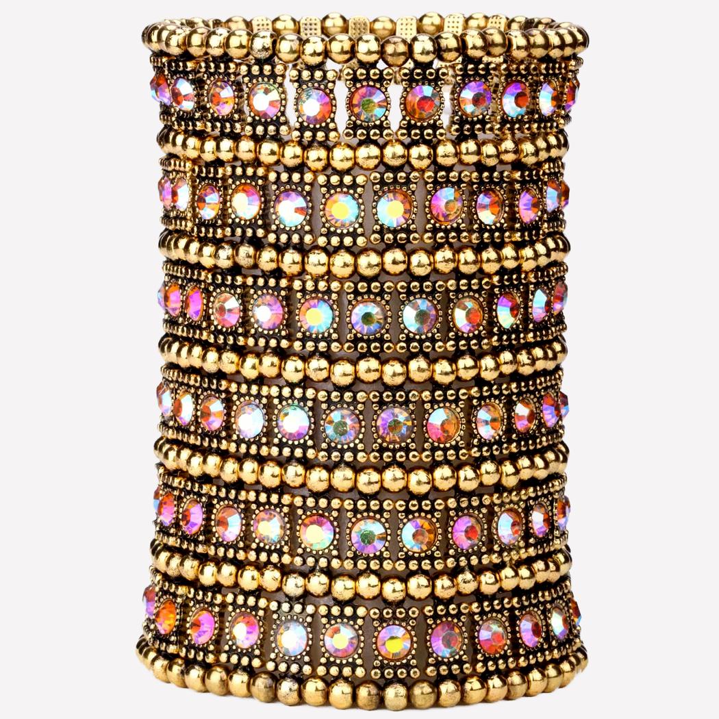 Bracelet manchette femme extensible avec cristaux Photo d'un bracelet manchette extensible doré à cristaux colorés multicolores à six rangs sur un fond blanc