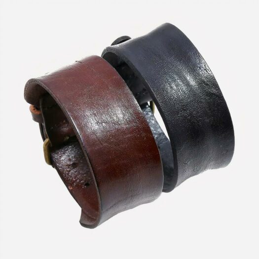 Photo d'e deux bracelets manchette pour homme en cuir de vachette, l'in marron et l'autre noir sur un fond blanc
