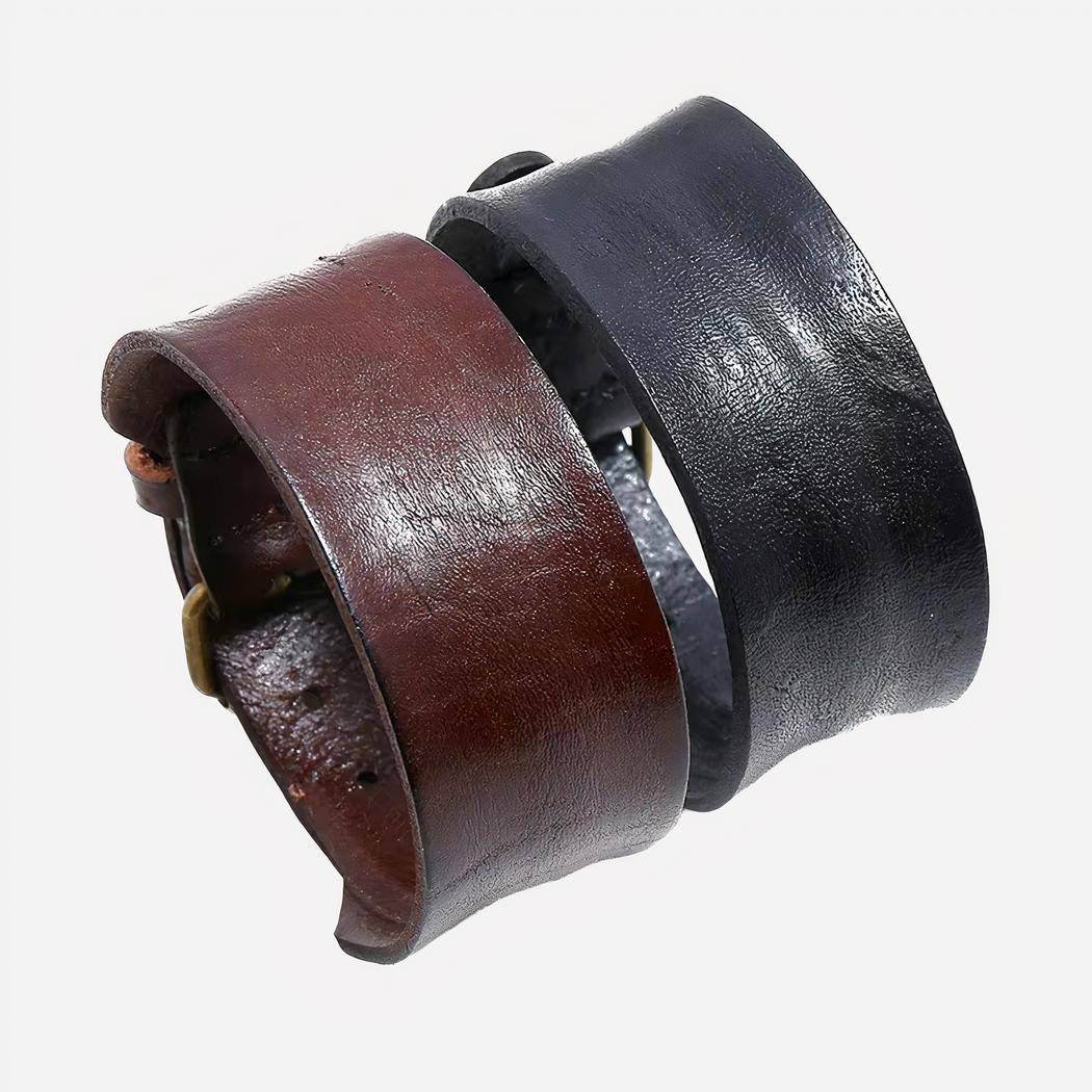 Bracelet manchette homme en cuir de vachette Photo d'e deux bracelets manchette pour homme en cuir de vachette, l'in marron et l'autre noir sur un fond blanc