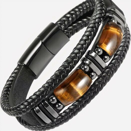 Photo d'un bracelet pour homme en cuir noir tressé et acier avec deux pierres oeil de tigre rectangulaires et un fermoir aimanté, le tout sur fond blanc