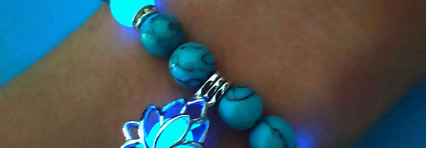 bracelet-porte-bonheur-fluorescent-fleur-de-lotus-image-2.jpg