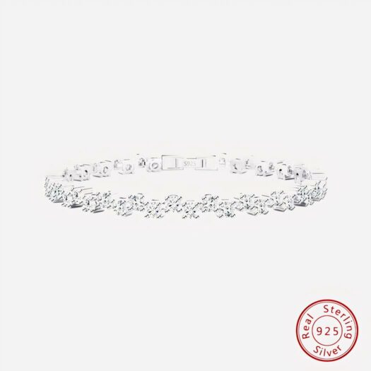 Photo d'un bracelet tennis pour femme en argent sterling 925 serti de zircons sur deux rangées en quinconce, le tampon de garantie argent en bas à droite en rouge, le tout sur fond blanc