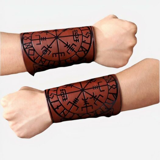 2 bracelets manchette marron de style viking enroulés autour de 2 avant bras