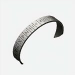 Bracelet en métal gris où sont gravés des lettres traditionnelles vikings