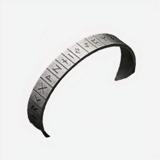 Bracelet en métal gris où sont gravés des lettres traditionnelles vikings